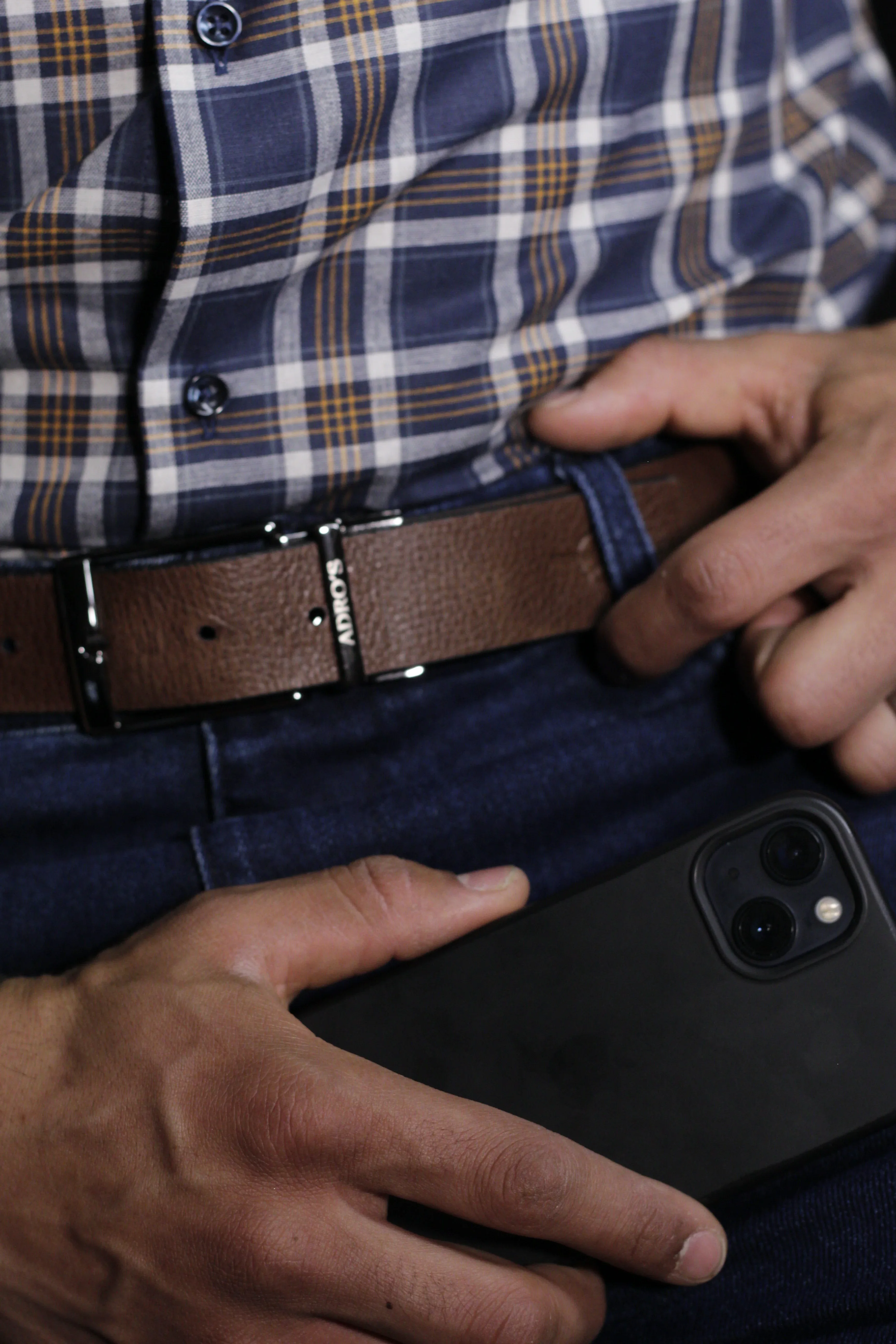 Detalhe de cinto marrom ADROS em composição social masculina.
